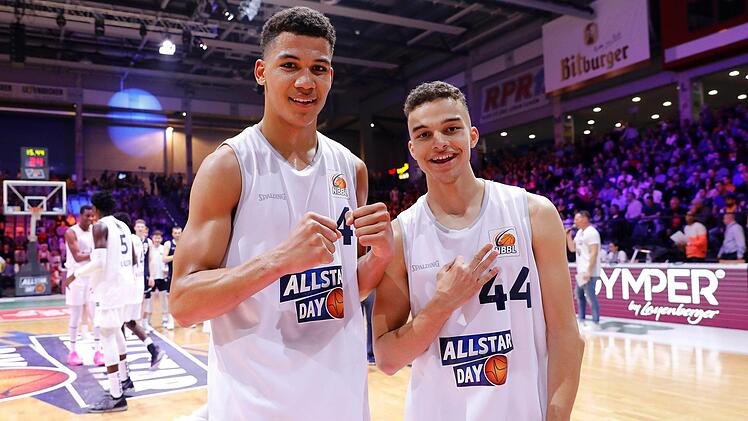 Nicholas Tischler (links) und Elias Baggette vom TSV Tr&ouml;ster Breiteng&uuml;&szlig;bach nahmen am NBBL-Allstarspiel teil.