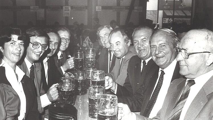 Noch mal Politprominenz - von links: Ute Beyerlein, der junge Günther Verheugen, Heiner Stenglein, Robert Hartmann, Harry Weiß, Hans-Dieter Lotz, Simon Nüssel, Adam Sühler und Hans Zimmermann. Foto: Archiv Bayerische Rundschau