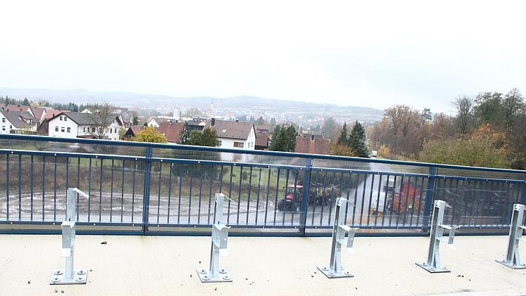 Auf der Umgehung Stadtsteinach laufen die Restarbeiten. Bald wird die Strecke für den Verkehr freigegeben. Foto: Jürgen Gärtner