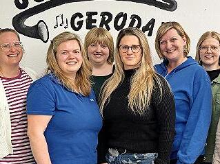 Unser Foto zeigt die Vorstandsmitglieder Lara-Marie Lins, Monja Tenberg, Lisa Väth, Vanessa Schmitt, Katharina Kuhn, Isabell Gerr, Carolin Schmitt und Elke Schneider.