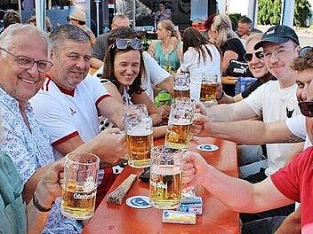 Bei bestem Wetter ließ es sich gut feiern.
