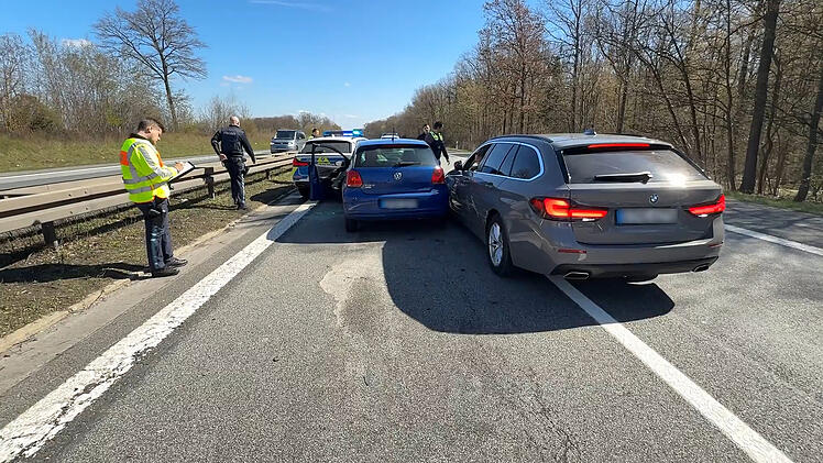 Autofahrer rammt Polizeiwagen auf Flucht &uuml;ber A7 und A70