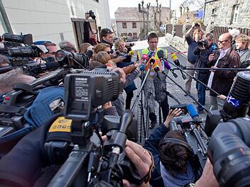 Der Pressesprecher der Polizei, Jürgen Stadter, spricht am 23.04.2013 vor Medienvertretern in Lichtenberg. Foto: dpa