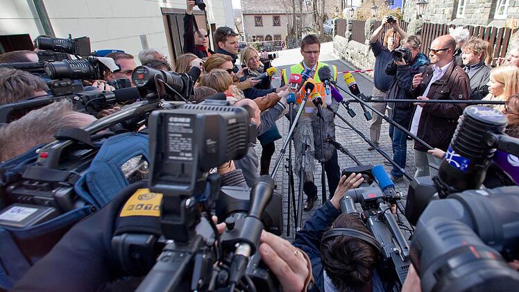 Der Pressesprecher der Polizei, Jürgen Stadter, spricht am 23.04.2013 vor Medienvertretern in Lichtenberg. Foto: dpa