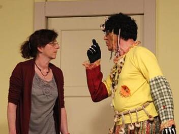 Michaela Gotzen und Gisbert Stöber waren zwei der Akteure des Lustspiels "Hochzeit mit Hindernissen". Foto: Andreas Lomb