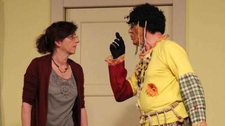 Michaela Gotzen und Gisbert Stöber waren zwei der Akteure des Lustspiels "Hochzeit mit Hindernissen". Foto: Andreas Lomb