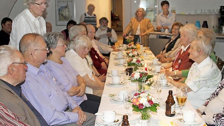 Am festlich gedeckten Tisch begrüßt Edeltraud Linz (links) die Gäste des 100. Geburtstagstisches der Petrikirchengemeinde. Fotos: Dagmar Besand