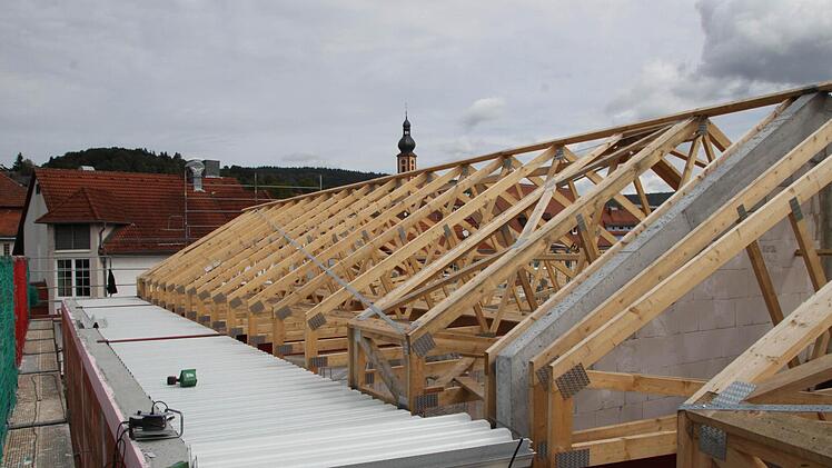 Das Flachdach wird bereits aufgesetzt - die Ziegel fehlen noch.