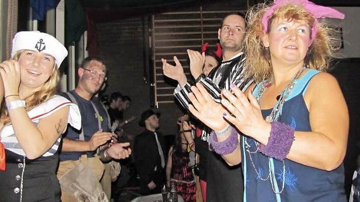 Sie ist immer wieder gut, die Stimmung beim Faschingsball "Sex in Ost".  Fotos: Martin Koch