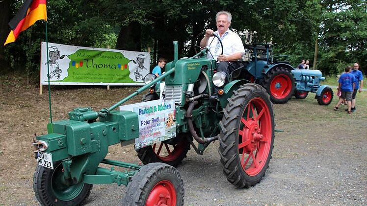 Diesen Schlepper der Firma Grießer und Lathan fährt hier Peter Redl (Gleußen) auf die Festwiese in Krumbach. Foto: Bettina Knauth