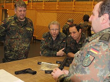 An verschiedenen Gewehrtypen übten die Reservisten in der Nordwaldhalle den Umgang mit Waffen.  Foto: Michael Wunder