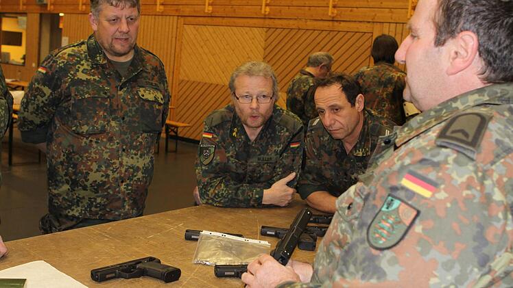An verschiedenen Gewehrtypen übten die Reservisten in der Nordwaldhalle den Umgang mit Waffen.  Foto: Michael Wunder
