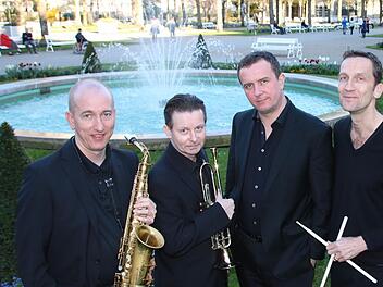 Chris Hopkins (von links), Colin T. Dawson, Bernd Lhotzky und Oliver Mewes waren schon mehrfach zu Gast in Bad Kissingen. Nach Auftritten im Bismarcks Basement spielten sie nun zum ersten Mal im Rossini-Saal - und ließen sich für uns im Kurgarten ablichten. Foto: Ralf Ruppert