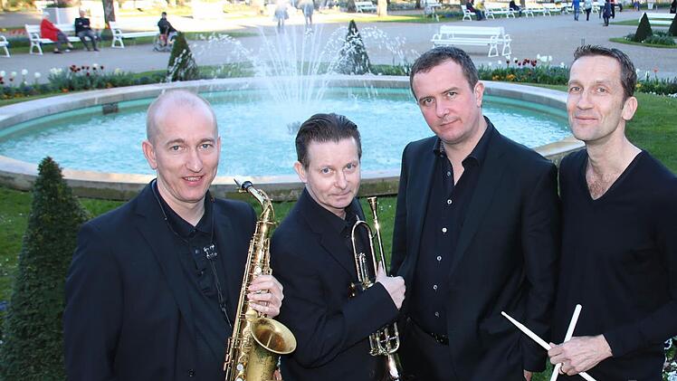 Chris Hopkins (von links), Colin T. Dawson, Bernd Lhotzky und Oliver Mewes waren schon mehrfach zu Gast in Bad Kissingen. Nach Auftritten im Bismarcks Basement spielten sie nun zum ersten Mal im Rossini-Saal - und ließen sich für uns im Kurgarten ablichten. Foto: Ralf Ruppert