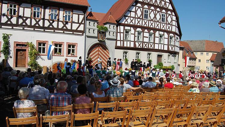 In Münnerstadt gab's zumindest zu Beginn des Spiels noch Sonnenplätze. Foto: Sigismund von Dobschütz
