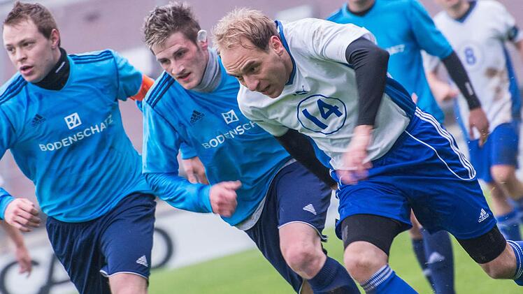 Der TSV Presseck holte seinen Ex-Kapitän Michael Burger (links) zurück. Hier ein Duell aus dem Jahr 2014 gegen den FC Marktleugast. Foto: Alexander Muck