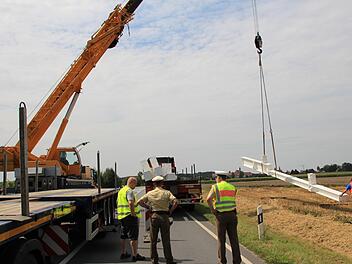 Die verrutschten Stahlträger mussten auf ein Ersatzfahrzeug umgeladen werden. Foto: Andreas Dorsch