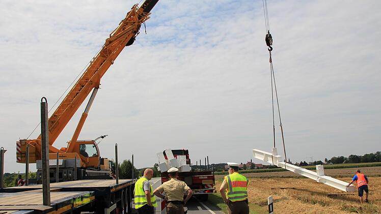 Die verrutschten Stahlträger mussten auf ein Ersatzfahrzeug umgeladen werden. Foto: Andreas Dorsch