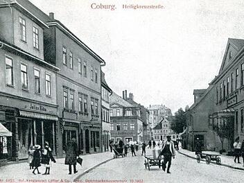 Die Heiligkreuzstraße anno 1907. Linke Seite, von links: Hausnummern 7, 9, 11,  13 und 15 (Eckhaus Büttner); Im Hintergrund, Mitte: Nummer 28 und davor 24; Rechts: Hausnummer 8 - Erklärungen im Text.Repro: Gerhard Eckerlein