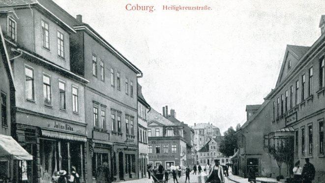 Die Heiligkreuzstraße anno 1907. Linke Seite, von links: Hausnummern 7, 9, 11,  13 und 15 (Eckhaus Büttner); Im Hintergrund, Mitte: Nummer 28 und davor 24; Rechts: Hausnummer 8 - Erklärungen im Text.Repro: Gerhard Eckerlein