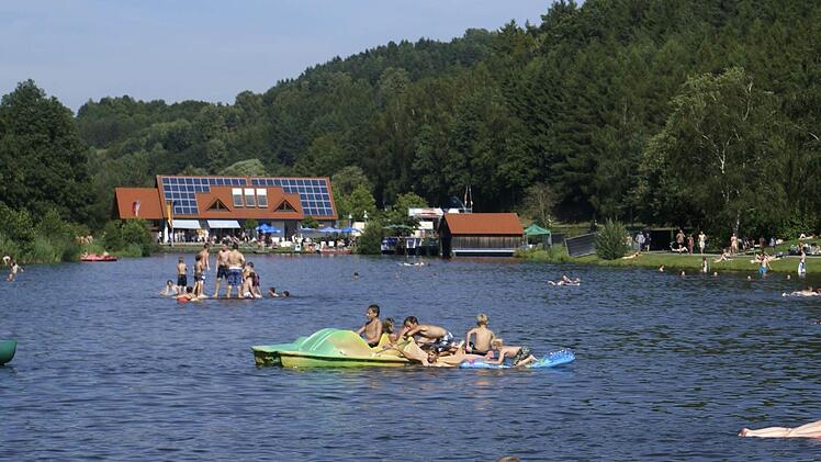 Viel Platz am Trebgaster Badesee. Foto: Dieter Hübner.