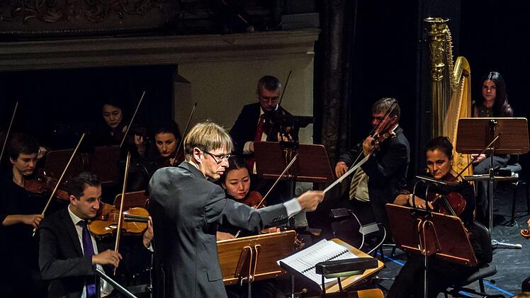 Klangvolle Erstaufführung: Als sinfonisches Märchen mit der Musik von Roland Fister zog "Alice im Wunderland" beim Kinderkonzert im Landestheater in Bann. Den Part des Sprechers übernahm Frederik Leberle.Foto: Jochen Berger