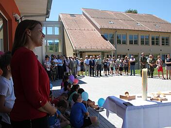Am 27. Juni feiert die Sinntalschule Wildflecken den Abschluss der Generalsanierung sowie den Neubau der Turnhalle. Im Bild links: Schulleiterin Christiane Helfrich Foto: Ulrike Müller