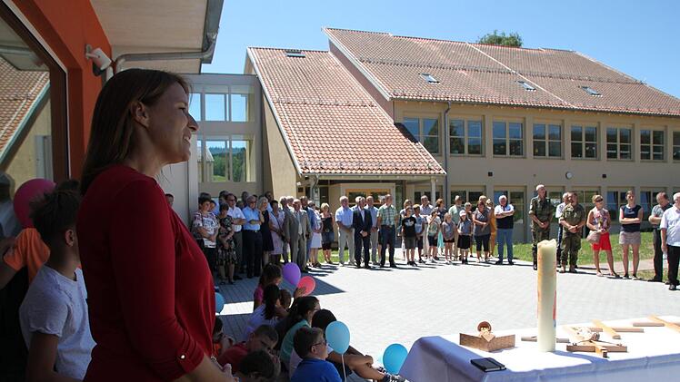 Am 27. Juni feiert die Sinntalschule Wildflecken den Abschluss der Generalsanierung sowie den Neubau der Turnhalle. Im Bild links: Schulleiterin Christiane Helfrich Foto: Ulrike Müller