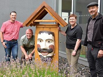 Die Bienen haben ein neues Heim bekommen. Begeistert von der neuen Figurenbeute sind (von links) Bernd Fi-scher (Gesch&auml;ftsf&uuml;hrer Umweltbildungsst&auml;tte), Landrat und 1. Vorsitzender Thomas Habermann, B&uuml;rgermeisterin Birgit Erb und Klaus Spitzl (Naturpark & Biosph&auml;renreservat Bayerische Rh&ouml;n e. V.) Foto: Tonya Schulz
