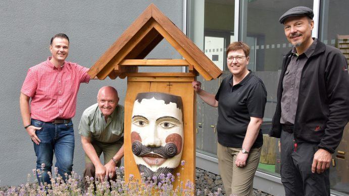 Die Bienen haben ein neues Heim bekommen. Begeistert von der neuen Figurenbeute sind (von links) Bernd Fi-scher (Gesch&auml;ftsf&uuml;hrer Umweltbildungsst&auml;tte), Landrat und 1. Vorsitzender Thomas Habermann, B&uuml;rgermeisterin Birgit Erb und Klaus Spitzl (Naturpark & Biosph&auml;renreservat Bayerische Rh&ouml;n e. V.) Foto: Tonya Schulz