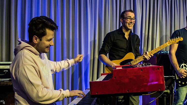 Simon Oslender und seine Band beeindruckten das Coburger Publikum bei "Leise am Markt".Foto: Jochen Berger
