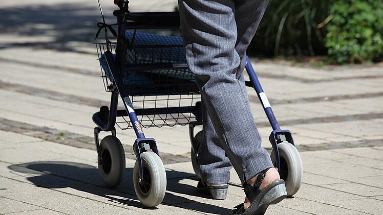 Stiftung Warentest empfiehlt im Rollator-Test vor allem Leichtgewicht-Modelle - leider zahlen die Krankenkassen oftmals nur Standard-Modelle
