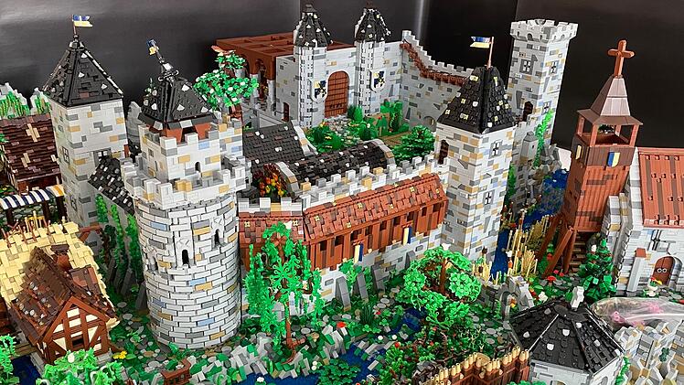 Auf der dreist&ouml;ckigen Ausstellungsfl&auml;che in Frankensteins Klemmbaustein Museum sind detailreich gestaltete Themenwelten mit Stadt, Bahnhof, Flughafen, Industriegebiet und Piratenwelt zu sehen.