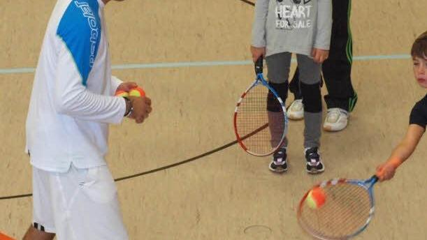 Volker Breitenbach, Vorsitzender des TC Lichtenfels, brachte den tennisbegeisterten Kindern die Grundschläge bei.