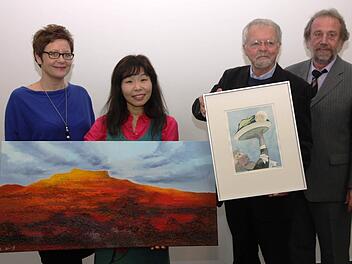 Hye Jeong Chung-Lang (2. v. l.) und Peter Thiele mit Landrat Reinhardt Glauber und Kirchehrenbachs Bürgermeisterin Anja Gebhardt Fotos: Franz Galster