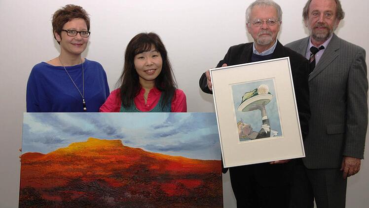 Hye Jeong Chung-Lang (2. v. l.) und Peter Thiele mit Landrat Reinhardt Glauber und Kirchehrenbachs Bürgermeisterin Anja Gebhardt Fotos: Franz Galster
