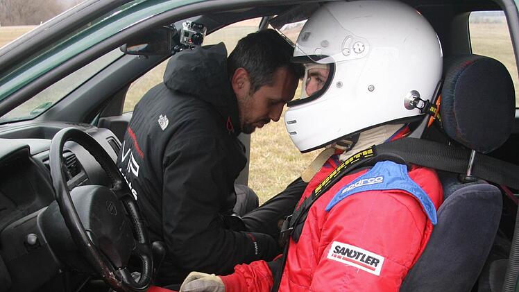 Stuntman Igor Tjumenziv ist nicht lebensmüde. Der Crash ist gut vorbereitet: Das alte Auto ist mit speziellen Gurten und Verstärkungen ausgestattet. Der Fahrer trägt Helm und Protektoren.