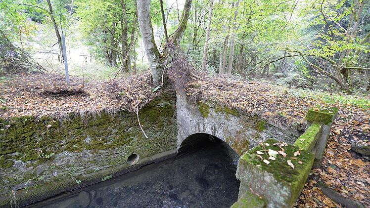 Die Brücke über die Loquitz für die Straße nach Lichtentanne Foto: Ronald Rinklef