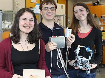 Sasrah Staufer, Markus Reichel und Sarah Schür treten mit ihren wissenschaftlichen Projekten beim Wettbewerb "Jugend forscht - Schüler experimentieren" in Bayreuth an.  Foto: Carmen Schwind