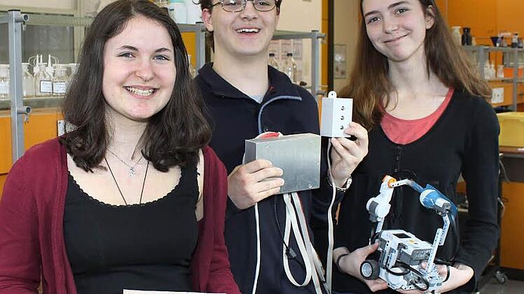 Sasrah Staufer, Markus Reichel und Sarah Schür treten mit ihren wissenschaftlichen Projekten beim Wettbewerb "Jugend forscht - Schüler experimentieren" in Bayreuth an.  Foto: Carmen Schwind