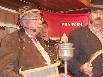 Waschbrett, Hupe und was sonst noch alles dazugehört: Bruno Schorn (links) und Uwe Rädlein als hintersinnige "Laaberdaschn".  Foto: Simon Albrecht