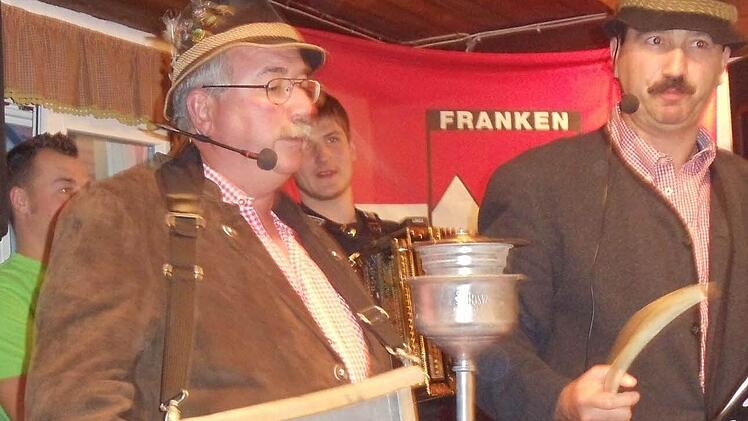Waschbrett, Hupe und was sonst noch alles dazugehört: Bruno Schorn (links) und Uwe Rädlein als hintersinnige "Laaberdaschn".  Foto: Simon Albrecht