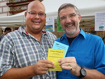 Florian Drewest (links) mit seinem Ferienpass aus dem Jahr 1991 und Landrat Michael Busch. Foto: Wolfgang Desombre