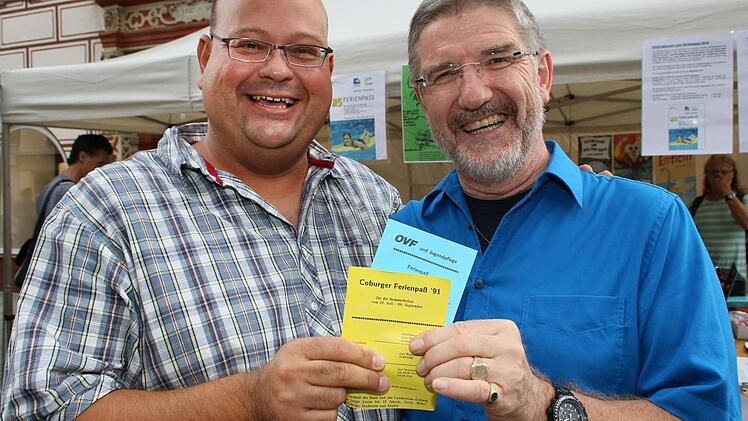 Florian Drewest (links) mit seinem Ferienpass aus dem Jahr 1991 und Landrat Michael Busch. Foto: Wolfgang Desombre