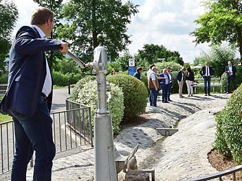Der Wasserspielplatz und der sanierte See des ehemaligen Wasserschlosses in Großlangheim kamen bei den Bürgermeistern aus dem südlichen Landkreis Haßberge gut an. An der Pumpe betätigt sich der "Lebensregion plus"-Sprecher Matthias Bäuerlein.  Foto: sw/pr