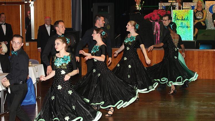 Die Walzerformation der Coburger Tanzschule WeinbergWolfgang Desombre