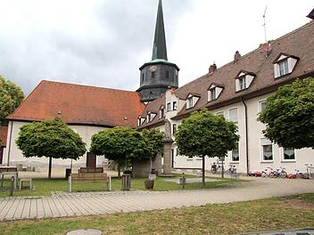 Der Querbau rechts der Kirche soll abgerissen werden.   Foto: Richard Sänger