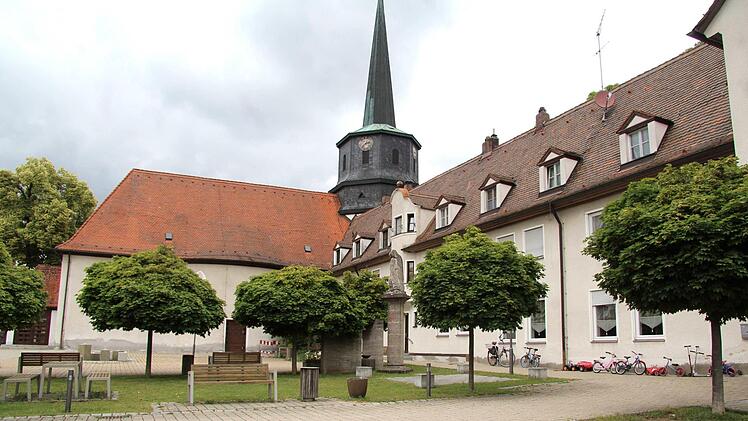 Der Querbau rechts der Kirche soll abgerissen werden.   Foto: Richard Sänger