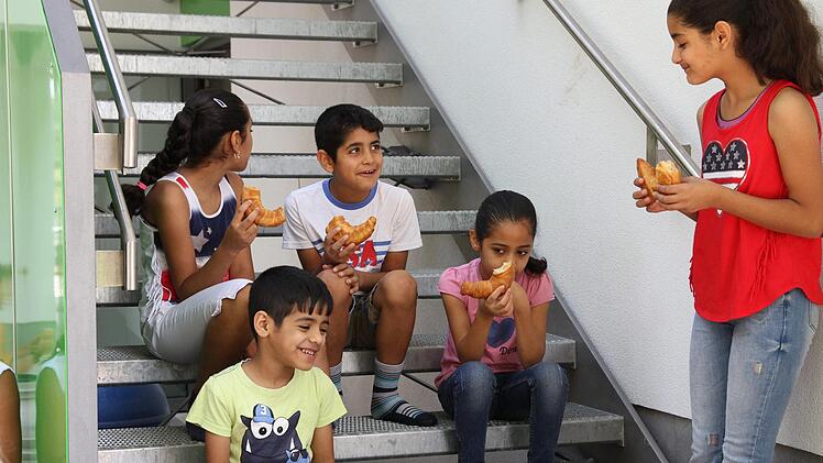 Richtung Frankreich reisten die Ferienkinder, als Auszubildende von marcapo Gmbh bei ihnen zu Besuch waren. Die Croissants - eine franz&ouml;sische Spezialit&auml;t - haben richtig lecker geschmeckt.Verena Stark