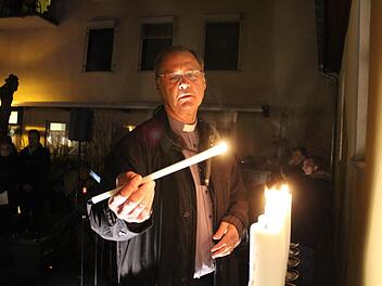 Georg Birkel beim Entzünden des Lichts, einem hoffnungsvollen Akt für Miteinander und VergebungMarkus Häggberg